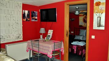 1 chambre, fer et planche Ă repasser, Wi-Fi, draps fournis