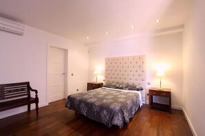 4 habitaciones, tabla de planchar con plancha y cuna de viaje 