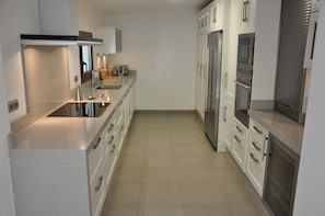 Fridge, microwave, oven, stovetop - Villa with heated pool perfect spot to enjoy a memorable family vacation (Marbella)