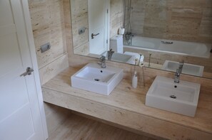 Bañera con ducha, secador de pelo, toallas, jabón