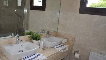 Combinazione doccia/vasca, asciugacapelli, asciugamani, sapone