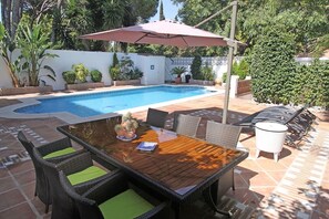 Una piscina al aire libre