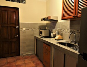 Refrigerador, microondas, cafetera y tetera y tostadora 