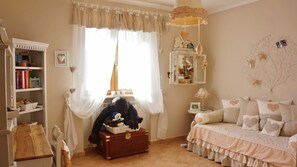 3 Schlafzimmer, Schreibtisch, Bügeleisen/Bügelbrett, Reisekinderbett