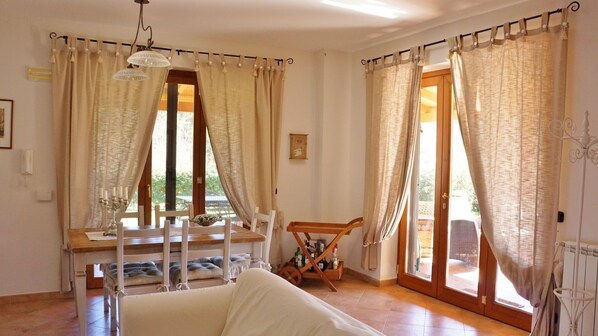 Televisión, chimenea, futbolito, libros