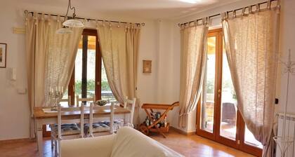 VILLA CITA umgeben von viel Grün, nur wenige Kilometer vom Meer von Sperlonga und Gaeta