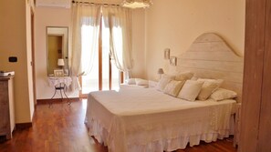 3 habitaciones, escritorio y tabla de planchar con plancha