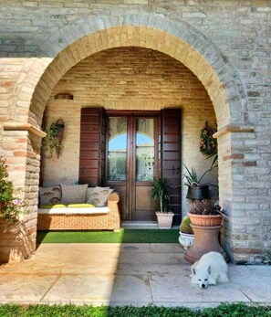 Exterior detail - Welcome to White Lady (Portogruaro)