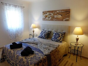 2 chambres, coffres-forts dans les chambres, fer et planche à repasser