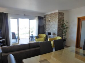 Smart-TV, DVD-Player, Stereoanlage