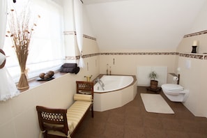 Baignoire, sèche-cheveux, serviettes fournies, savon