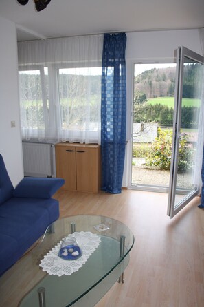 Fernseher, Tischfußball, Bücher, Stereoanlage