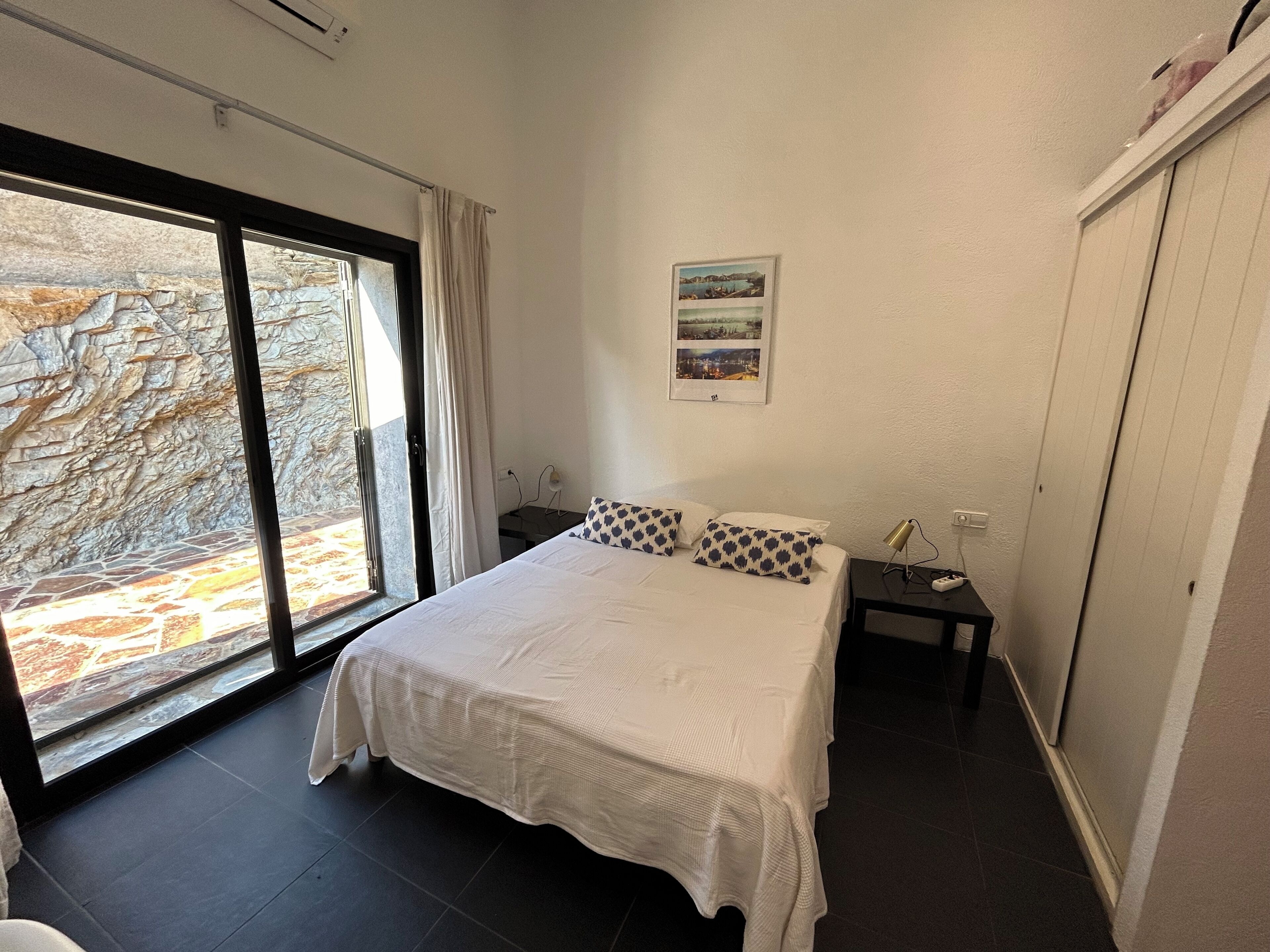 3 dormitorios, tabla de planchar con plancha, cuna de viaje