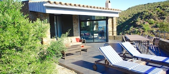 Une charmante maison familiale avec piscine privée à Cadaques avec vue sur la mer.