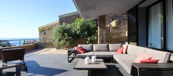 Une charmante maison familiale avec piscine privée à Cadaques avec vue sur la mer.