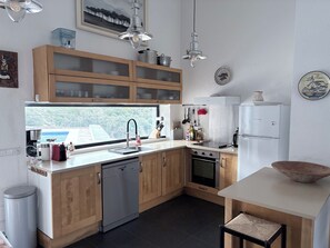 ثلاجة، فرن، موقد طهي مسطح، غسالة أطباق