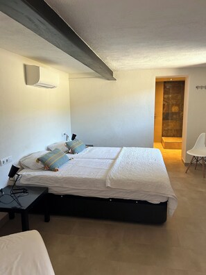 3 bedrooms, iron/ironing board, travel cot, free WiFi