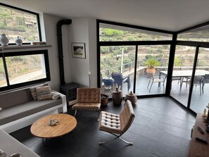 Una Smart TV, una chimenea, un reproductor estéreo