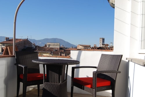 Beautiful Lucchese Apartment with Stunning Views