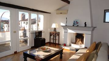 TV, caminetto, lettore DVD, libri