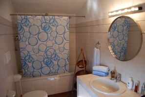 Ensemble douche/baignoire, sèche-cheveux, bidet, serviettes fournies