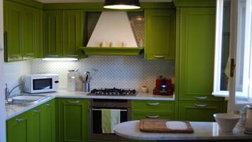 KylskÄp, mikrovÄgsugn, ugn och spishÀll