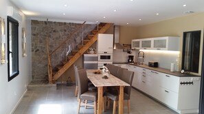 Frigorifero, microonde, forno, piano cottura
