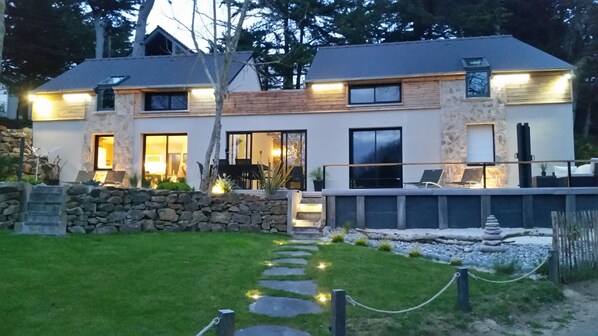 المنشأة من الخارج