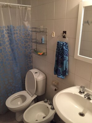Hair dryer, towels, soap, toilet paper - El Balcón apartment, steps from Universidad UNC. (Córdoba)
