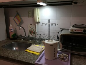 Fridge, oven, electric kettle, cookware/dishes/utensils - El Balcón apartment, steps from Universidad UNC. (Córdoba)