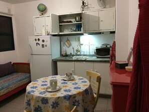 Fridge, oven, electric kettle, cookware/dishes/utensils - El Balcón apartment, steps from Universidad UNC. (Córdoba)