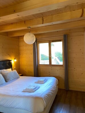5 bedrooms, iron/ironing board, travel cot, free WiFi