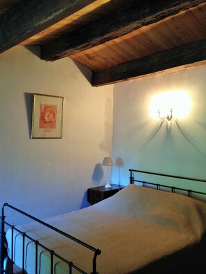 5 bedrooms, desk, iron/ironing board, travel crib
