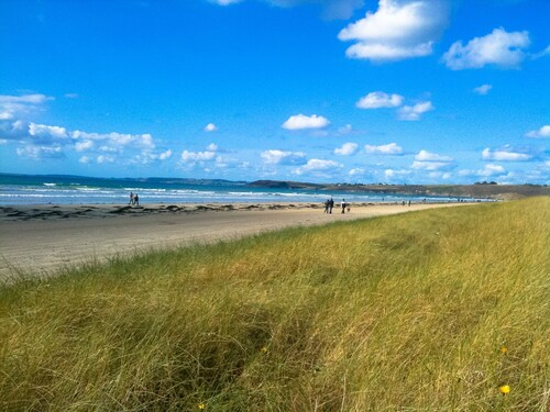 Steinhaus, zwischen Strand und Dorf