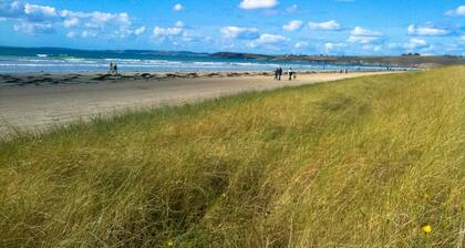 Steinhaus, zwischen Strand und Dorf
