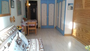 Smart-TV, bøker og kontorer