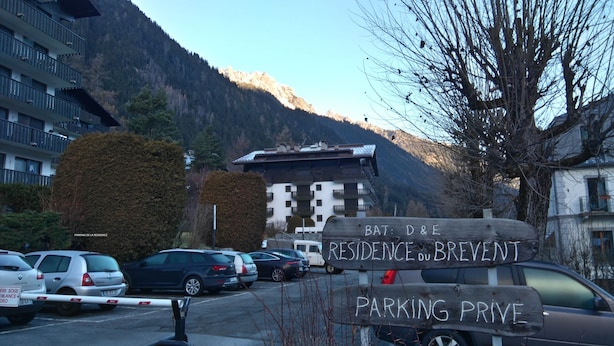 A residential building with a sign indicating 'BAT: D&E RESIDENCE DU BREVENT' and 'PARKING PRIVE'. - CHAMONIX superb stud 2/3 pers, private residence, parking, ski lift access (Chamonix-Mont-Blanc)