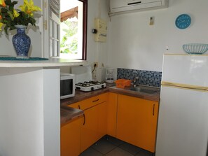 Réfrigérateur, micro-ondes, cafetiÚre/bouilloire