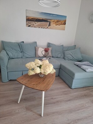 Fernseher, Bücher, Stereoanlage