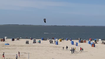 Vlak bij het strand, ligstoelen aan het strand