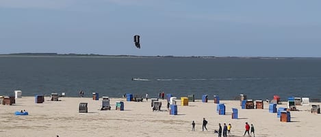 Vlak bij het strand, ligstoelen aan het strand