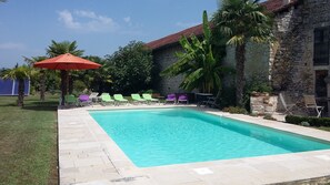 Piscine sécurisée, douche et baignoire extérieure, coffre avec jeux de piscine