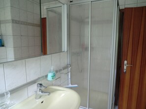 Ducha y bañera combinadas, secador de pelo, bidé y toallas