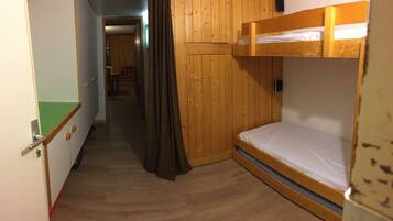 1 quarto, ferros/tĂĄbuas de passar roupa