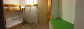 1 chambre, fer et planche à repasser