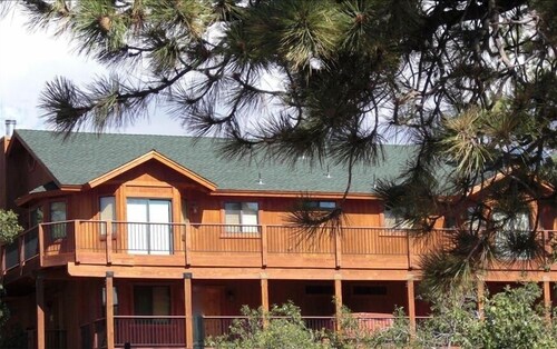 Beautiful/Spacious Cabin! Hot Tub, Pool Table, Bar, Dartboard. Tesla charger