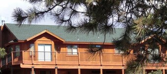 Hermosa / de fondo Log Cabin w / jacuzzi, mesa de billar, bar y mucho más