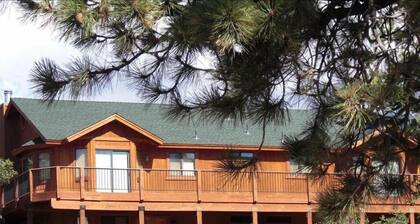 Beautiful/Spacious Cabin! Hot Tub, Pool Table, Bar, Dartboard. Tesla charger