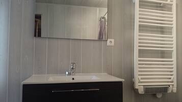 Dusche, Haartrockner, Handtücher, Toilettenpapier