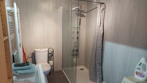 A compact bathroom with a glass-enclosed shower, a toilet, and a sink. - Les Rousses-Bois d'avont (Bois-D'amont)